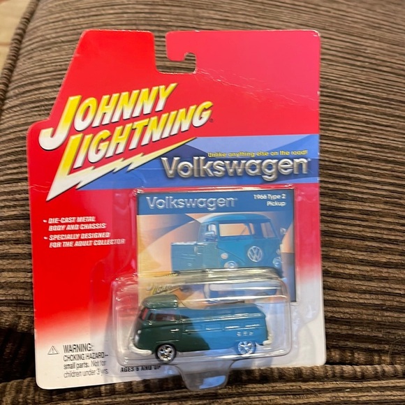 - RARE Johnny Lightning VOLKSWAGEN ~ 1966 Type 2 Pickup ~ MOC - Picture 1 of 4